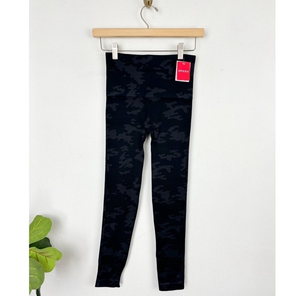 NWT SPANX Look At Me Now Black Camo Leggings Sz S - Picture 4 of 10